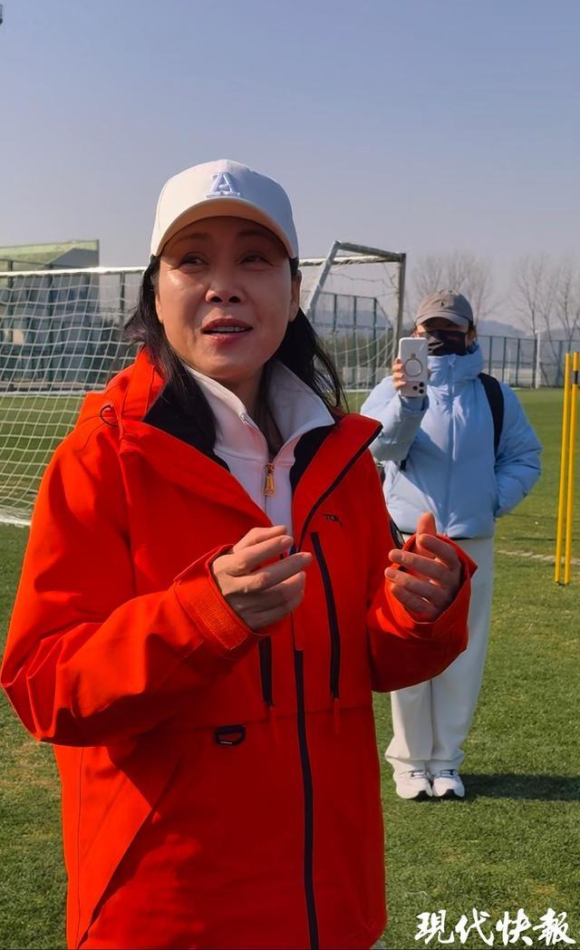 英超直播-田震与江苏女足梦幻联动，邀请女足球员看演唱会